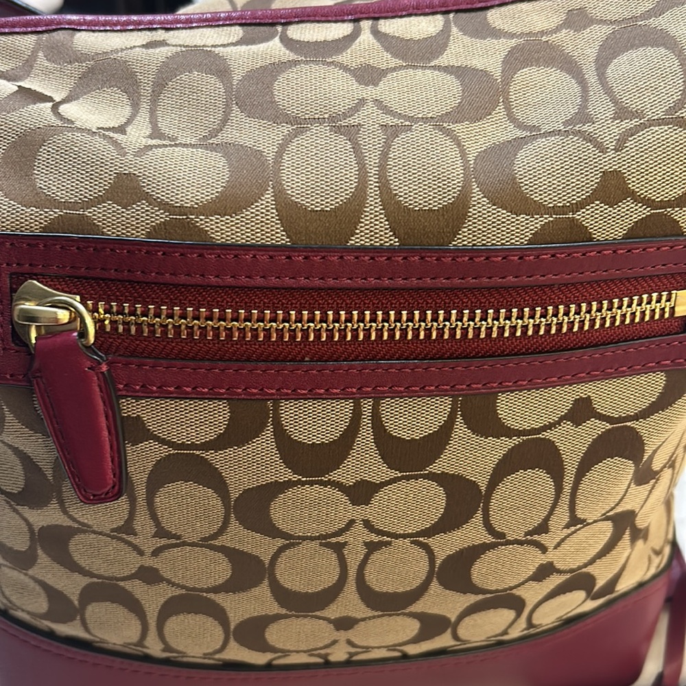 Coach adjustable strap bucket bag EUC! - Picture 12 of 17